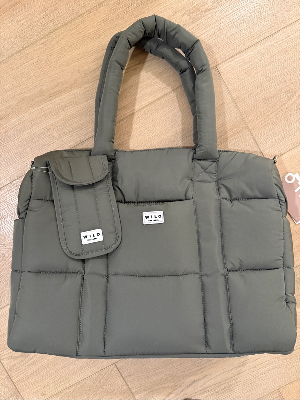 NWT Wilo the Label Sage Green Quilted Travel Bag - Picture 2 of 9